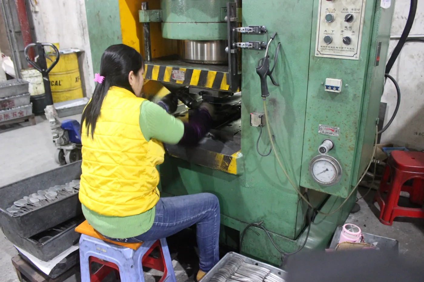 Hydraulic press forming stainless steel hollowware